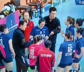 NG体育-包含排球常规赛上演强强对话，雪域猎隼队强势横扫燕赵银狐队，多点开花奏效；边后卫成为亮点的词条